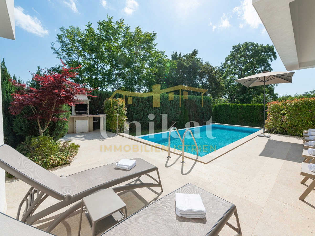 Moderna vila z notranjim in zunanjim bazenom